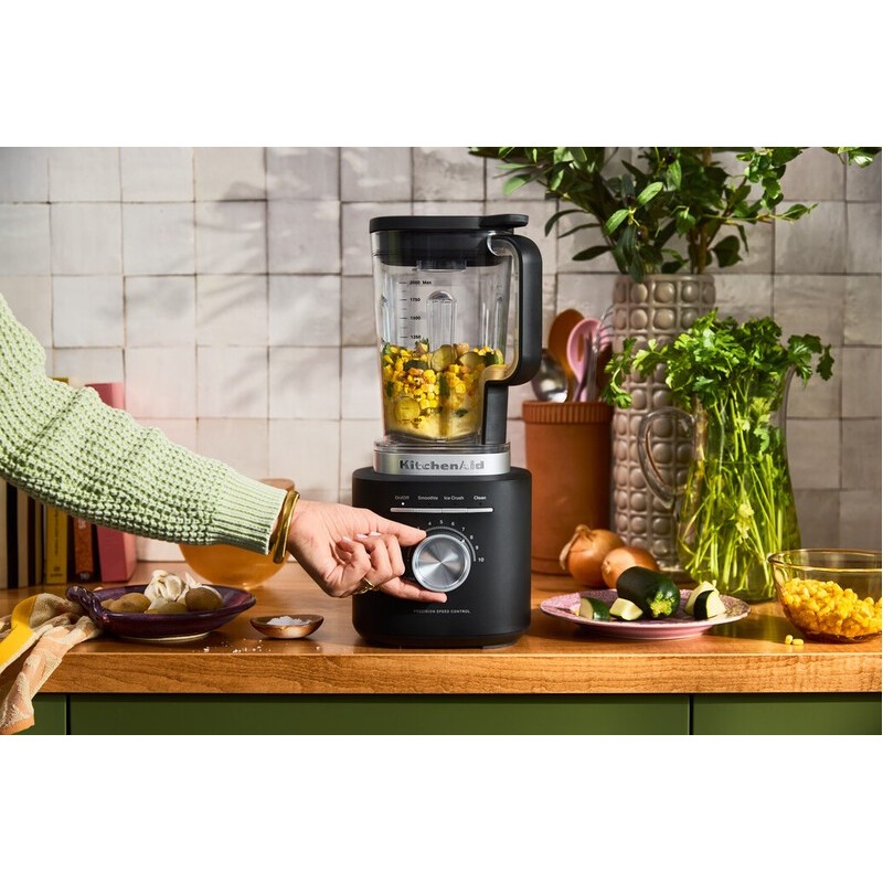 Durable and powerful KitchenAid blender with a large 2l jug