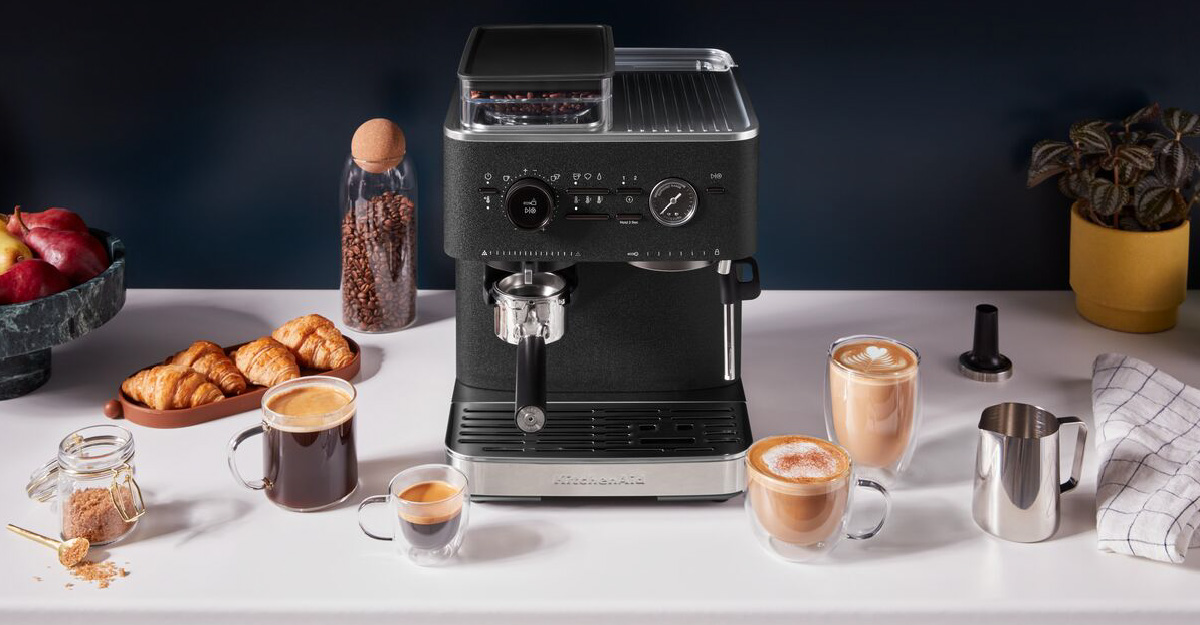 Semi-automatic and fully automatic coffee machines with the well-known KitchenAid quality!